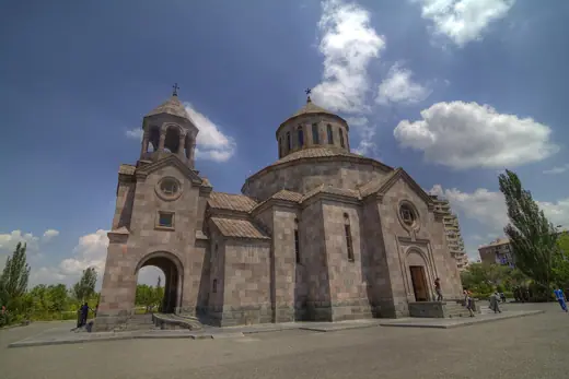 Photo 1: Exterior