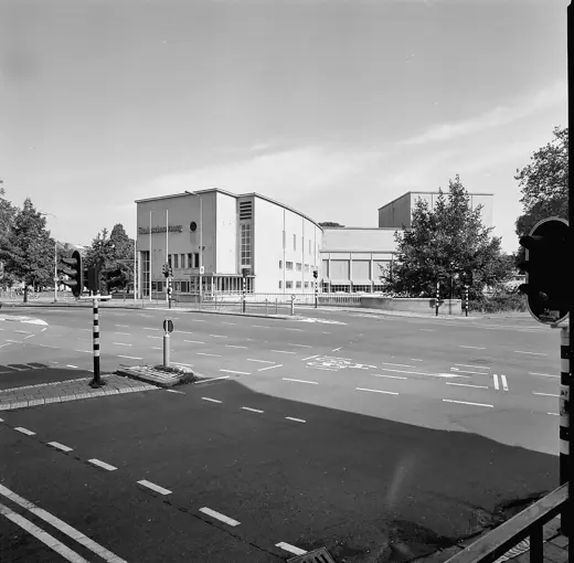 Photo 4: Exterior · Stadsschouwburg: Exterieur OVERZICHT ACHTERGEVEL