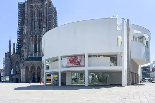 Photo 3: Exterior