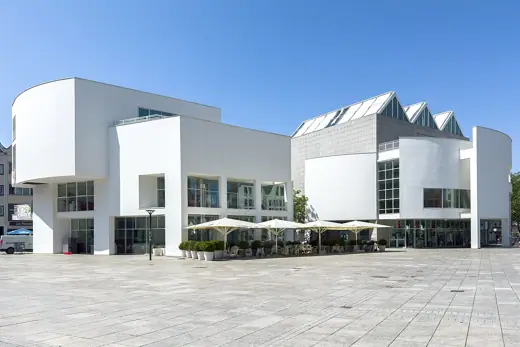 Photo 4: Exterior