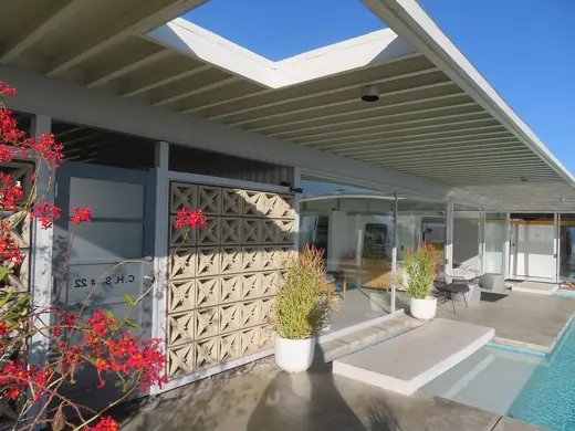 Photo 2: Exterior