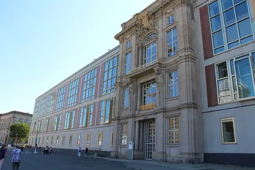 Photo 3: Exterior · Mitte