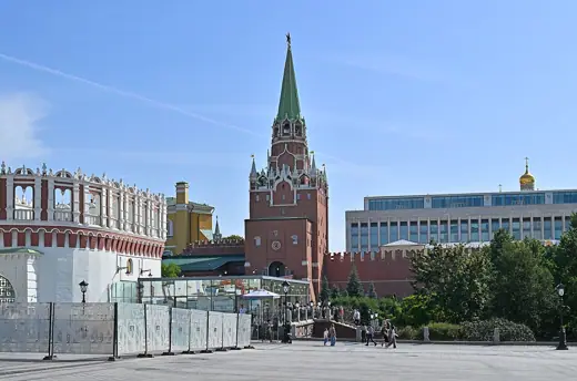 Photo 2: Exterior