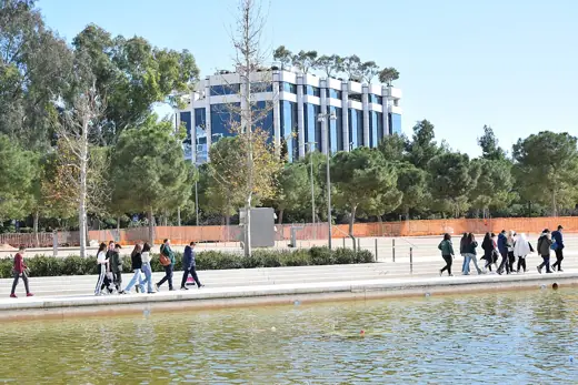 Photo 3: Exterior · Vue du Centre Culturel de la Fondation Stavros Niarchos, à Kallithea (Athènes) en Grèce
