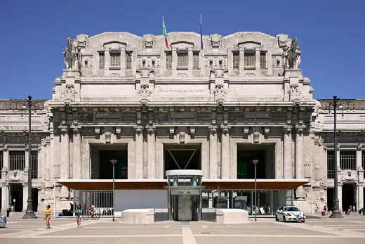 Photo 1: Exterior · Facciata dela Stazione Centrale di Milano nel 2016
