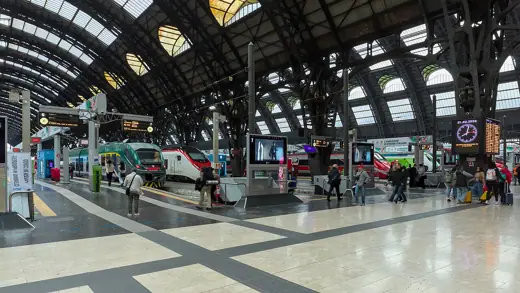 Photo 4: Exterior · Milan (Lombardy, Italy) - Milano Centrale train station - Platforms