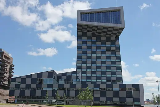 Photo 1: Exterior