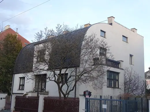Photo 1: Exterior