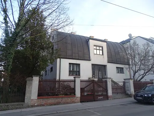 Photo 2: Exterior