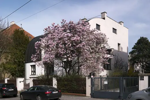 Photo 3: Exterior