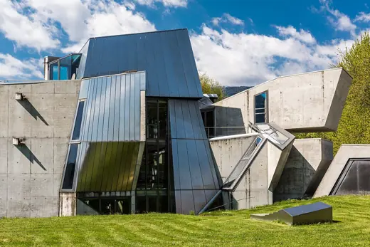 Photo 2: Exterior