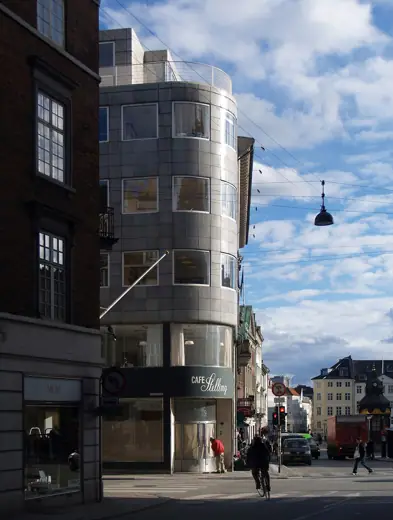 Photo 2: Exterior