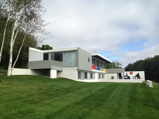 Photo 2: Exterior