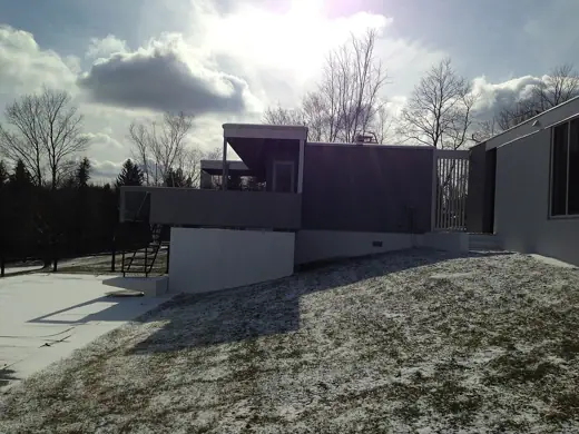 Photo 4: Exterior