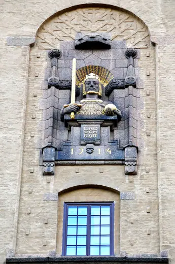 Photo 4: Exterior