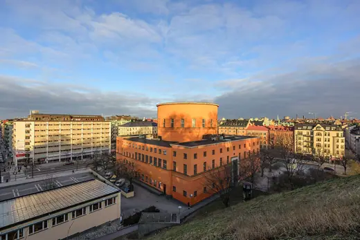 Photo 2: Exterior