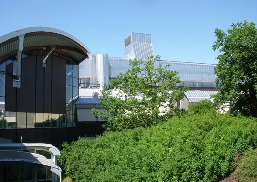 Photo 3: Exterior