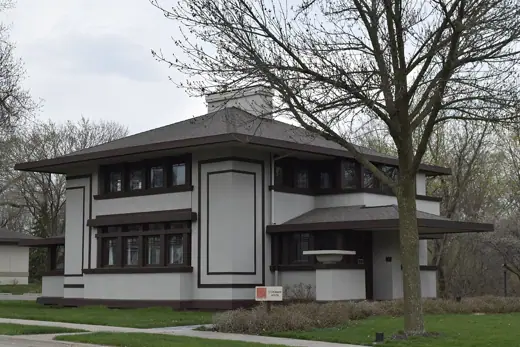 Photo 1: Exterior