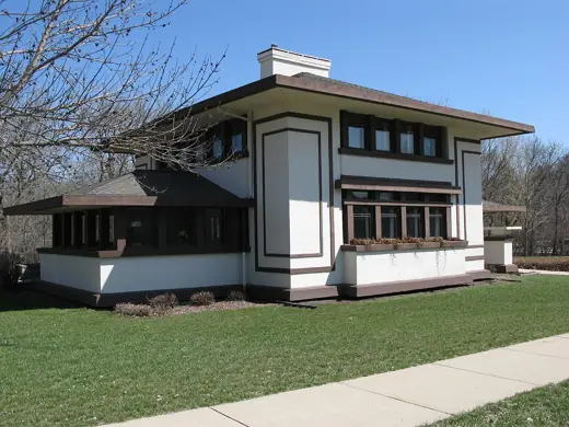 Photo 2: Exterior