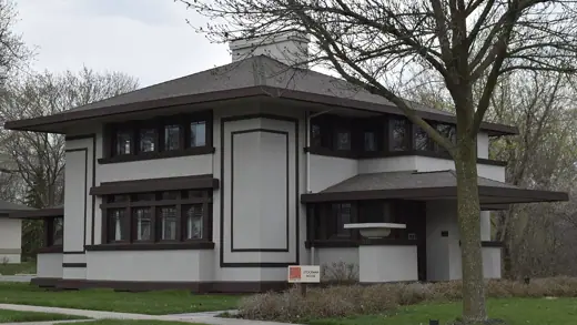 Photo 4: Exterior