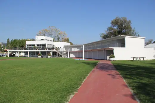 Photo 1: Exterior