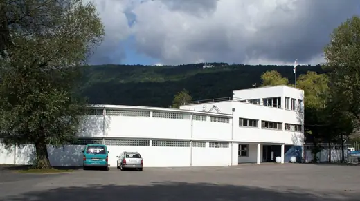 Photo 2: Exterior