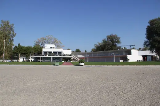 Photo 3: Exterior