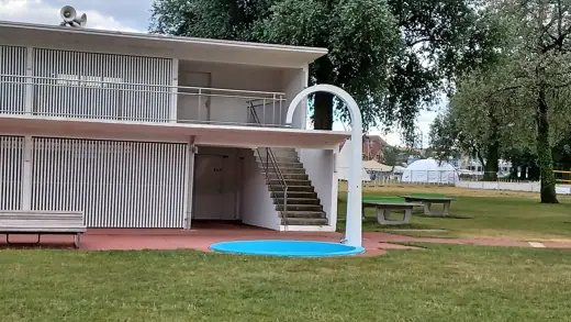 Photo 4: Exterior