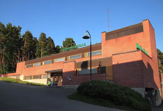 Photo 2: Exterior