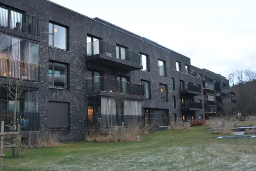 Photo 1: Exterior