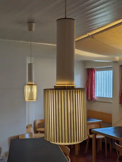 Photo 3: Exterior · Lampe "grenade" de la cafétéria