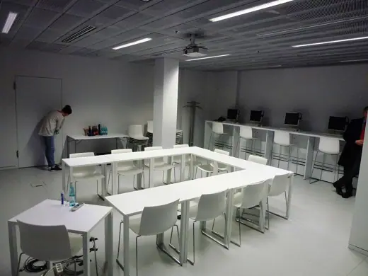 Photo 6: Interior · Showroom der Stadtbibliothek Stuttgart am Mailänder Platz (Wikipedia Workshops)