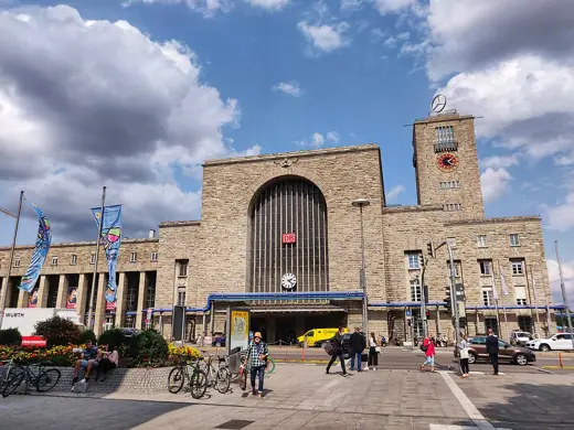 Photo 1: Exterior