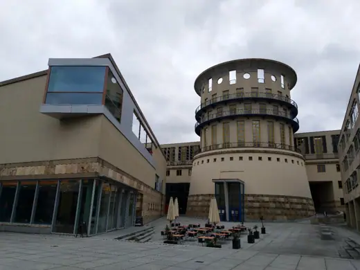 Photo 3: Exterior · Einer der Wahrzeichen-Türme von Stuttgart: James Stirlings Turm der Musikhochschule von 1996