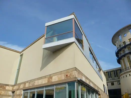 Photo 4: Exterior