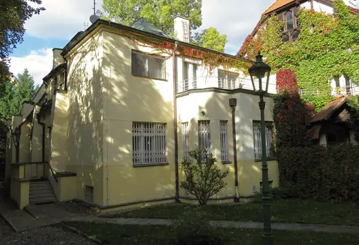 Photo 2: Exterior