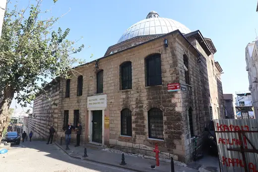 Photo 1: Exterior