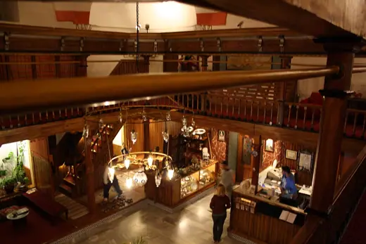 Photo 4: Exterior