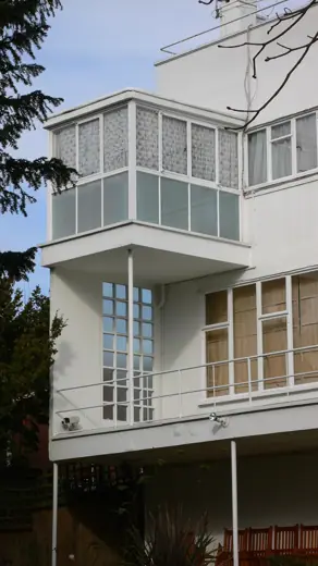 Photo 5: Exterior