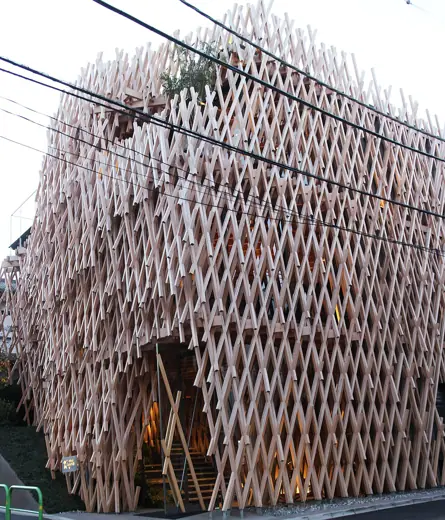 Photo 3: Exterior