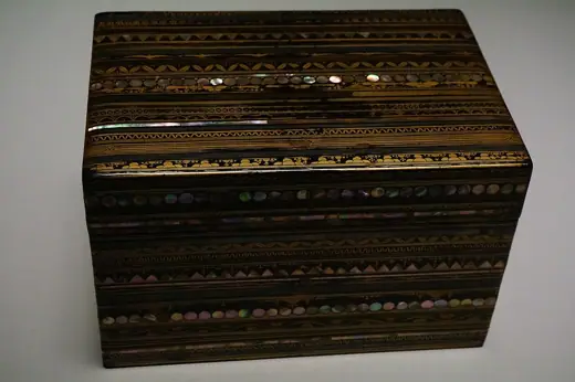 Photo 4: Exterior · Tea caddy with stripes in mother-of-pearl inlay and maki-e, 17th century, Edo period, Suntory Museum of Art