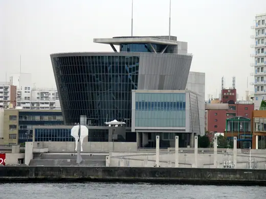 Photo 3: Exterior