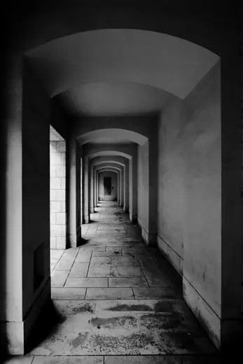 Photo 6: Interior · Supreme Court