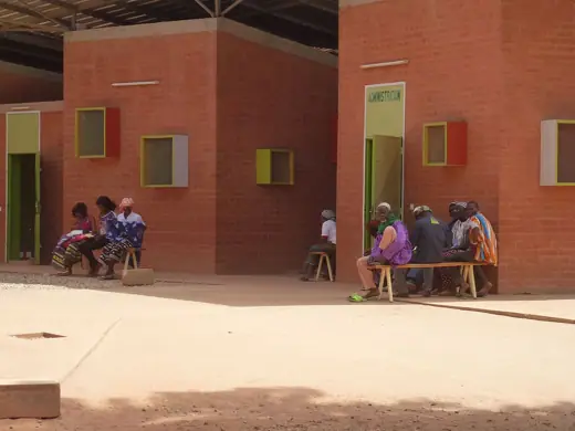 Photo 2: Exterior · CMA Léo