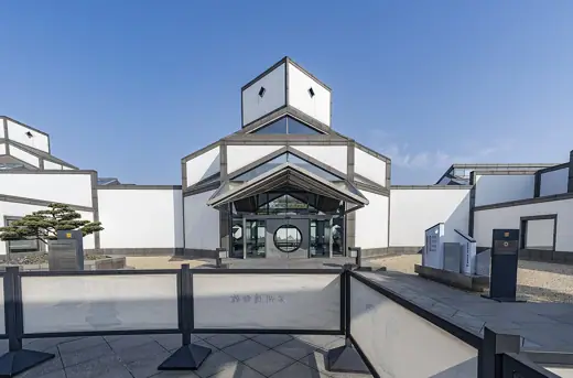 Photo 4: Exterior