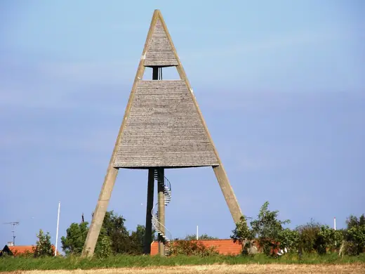 Photo 4: Exterior · wieża ciśnień (projektu Jorna Utzona - projektanta opery w Sydney)