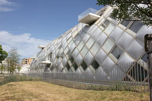 Photo 2: Exterior