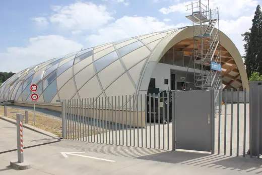 Photo 4: Exterior