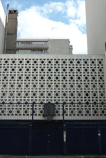 Photo 2: Exterior