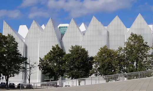 Photo 3: Exterior